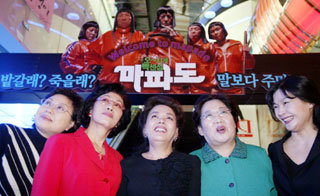 영화 ‘마파도’에서 5인의 ‘엽기 할머니’로 등장하는 김형자 여운계 김수미 김을동 길해연(왼쪽부터). 이들은 “우리도 왕년엔 섹시스타였다”면서 “이럴 때 아니면 언제 망가져 보겠느냐”며 웃었다. 박영대기자