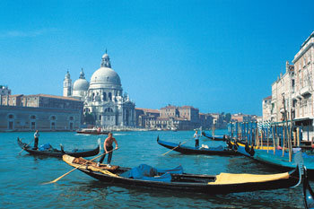 베네치아 교통의 중추신경을 이루는 대운하 카날 그란데. 베네치아는 크고 작은 수많은 운하와 다리로 연결되어 있다. 사진 정태남 씨