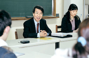 서울대 총장으로서는 처음으로 4일 정규수업에 나선 정운찬 총장. 그는 이번 학기에 신입생 16명을 대상으로 매주 목요일 한 차례씩 강의한다. 박영대  기자