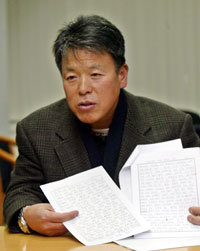 숨진 산악인들의 유족이 고인에게 보내는 편지를 보며 침통해 하는 엄홍길 씨. 안철민기자 acm08@donga.com