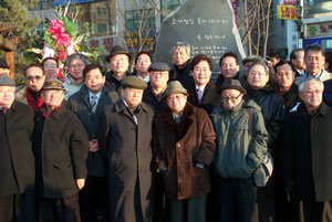 동아방송에서 활약했던 전직 사원들이 4일 충남 보령시 대천해수욕장에서 열린 가수 윤형주 씨의 ‘조개껍질 묶어’ 노래비 제막식에 참석했다. 윤 씨는 동아방송의 대표적 음악프로그램인 ‘0시의 다이얼’을 진행했다. 최창봉 전 동아방송 사장(앞줄 왼쪽에서 세 번째)과 윤 씨(노래비 앞) 등의 모습이 보인다. 보령=이기진 기자 doyoce@donga.com