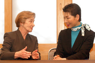 폴린 페리 영국 상원의원(왼쪽)과 김성주 ㈜성주인터내셔날 사장. 각종 여성 관련 국제회의나 경제포럼에서 얼굴을 익힌 이들은 서로 ‘영국의 엄마’ ‘한국의 딸’이라 부르며 ‘세상의 모든 딸들’에 대한 이야기로 열을 올렸다. 원대연 기자