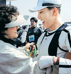 “엄마, 혼자서도 잘 달렸어요.” 영화 ‘말아톤’의 실제주인공 배형진씨(오른쪽)가 하프코스를 완주한 뒤 어머니 박미경 씨와 포옹하고 있다. 배 씨가 동반주자 없이 뛴 것은 이번이 처음이다. 연합