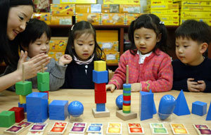 “자, 숫자를 세면서 하나씩 끼워보자.” 요즘 3, 4세부터 교구를 가지고 놀면서 자연스럽게 수학 개념을 익히는 놀이수학이 인기다. 서울 강남구 압구정동 아담리즈 놀이수학 교실에서 아이들이 선생님과 함께 숫자를 배우고 있다. 박영대 기자