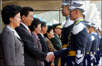노무현 대통령이 8일 공군사관학교에서 열린 제53기 공군사관학교 졸업 및 임관식에서 졸업생도들과 악수하고 있다. [연합]
