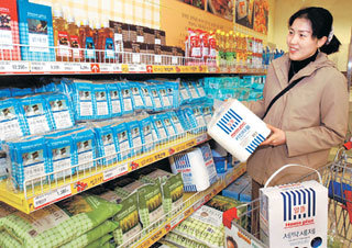 서울 영등포구 문래동 홈플러스의 자사 브랜드(PB) 매장에서 한 여성 고객이 ‘홈플러스 키친타월’을 살펴보고 있다. 사진 제공 홈플러스