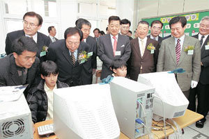 8일 전남 신안군 증도초등학교에서 열린 서울 강남구와 신안군의 문화 교육교류 협약식 후 참석자들이 이 학교 컴퓨터실에서 학생들이 인터넷으로 강남구의 전자도서관을 검색하는 모습을 지켜보고 있다. 앞줄 오른쪽부터 한화갑 의원, 최규철 명예도서관장(전 동아일보 논설주간), 권문용 강남구청장, 고길호 신안군수, 윤재동 증도초등학교장. 신안=정승호  기자