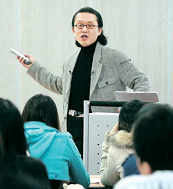 서울대 미대에 복직한 뒤 8일 첫 강의를 한 김민수 교수. 권주훈 기자