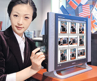 삼성전자의 싱크마스터매직 CX714MP 모니터. PC가 없어도 동영상을 감상할 수 있는 컴퓨터 주변기기이다. 사진 제공 삼성전자