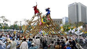 지난해 5월 9일 서울시청 앞 광장에서 열린 ‘하이 서울 페스티벌’에서 많은 시민들이 참여한 가운데 ‘영산 쇠머리대기’ 놀이가 벌어졌다. 동아일보 자료 사진