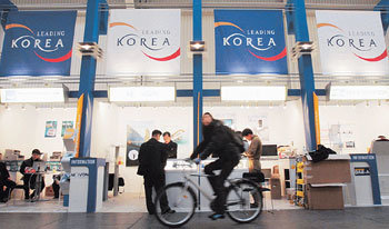 “IT 이끄는 한국”독일 하노버에서 열리고 있는 ‘세빗(CeBIT) 2005’ 전시회에 참가한 한국 정보기술(IT) 업체 관계자들이 박람회장에 마련된 부스에서 외국 바이어들과 상담하고 있다. 한국 기업들은 이번 전시회에서 뛰어난 기술력을 가진 제품을 많이 선보였다. 하노버=연합
