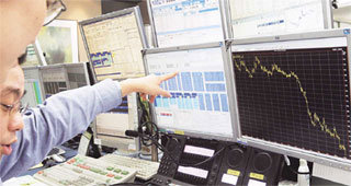 “어… 어…” 긴박한 외환시장10일 서울외환시장에는 긴박감이 감돌았다. 이날 원-달러 환율은 장중 한때 989원까지 떨어졌다가 1008원으로까지 치솟는 등 롤러코스터 장세를 연출하다가 외환당국의 강력한 개입으로 1000.3원에 마감했다. 한국 씨티은행의 외환 딜러들이 외환시세표를 보며 긴급히 협의하고 있다. 박영대 기자