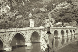 드리나 강의 다리 앞에 서 있는 작가 이보 안드리치. 13일은 그가 사망한 지 30주기가 되는 날이다. 사진 제공 문학과지성사