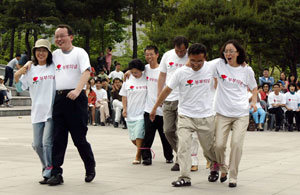 배우자에 대한 세심한 배려와 관찰은 심혈관계 질환을 예방하는 데 가장 중요한 일이다. 사진은 지난해 5월 21일 부부의 날을 기념하는 축제에서 부부 2인3각 경기를 하는 장면. 동아일보 자료 사진
