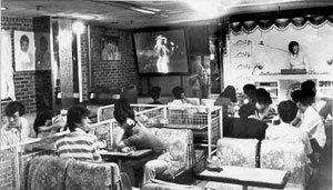 1970년대 음악다방에는 다방 전면에 유리 음악박스가 있었고 수천 장의 음반이 가지런히 꽂혀 있었으며 물에 적신 수건으로 닦은 음반을 플레이어에 얹는 DJ들이 있었다. 동아일보 자료 사진