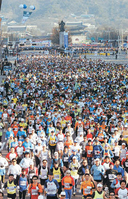 봄 햇살 힘찬 레이스13일 열린 2005서울국제마라톤대회 겸 제76회 동아마라톤대회는 국내 대회 사상 최다인 2만1067명의 마스터스 참가자들이 출전한 가운데 다채로운 응원 문화행사까지 어우러져 축제의 한마당을 연상케 했다. 이순신 장군 동상과 광화문을 뒤로한 채 출발하는 마스터스들의 물결이 장관을 이루고 있다. 특별취재반