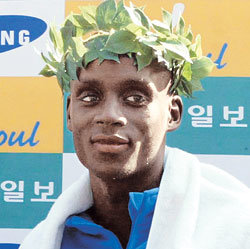 케냐 선수 최초로 서울국제마라톤대회에서 우승 월계관을 쓴 윌리엄 킵상. 특별취재반
