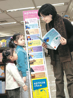 좋은 학습지를 선택하는 것도 중요하지만 무엇보다 부모가 아이의 공부에 관심을 가져야 한다. 아이가 학습지에 흥미를 갖고 공부하도록 도와줘야 기대한 만큼 효과를 볼 수 있다. 동아일보 자료 사진