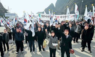 분노 일본 시마네 현 의회가 ‘다케시마의 날’ 제정 조례안을 가결한 16일 울릉군청 직원과 군 의회 관계자들이 울릉도 전역을 돌며 일본의 영토 야욕을 규탄하는 구호를 외치고 있다. 울릉도=안철민 기자