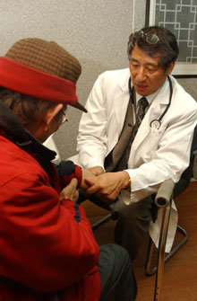 10년 동안 노숙자와 무의탁 노인들을 무상으로 치료해 온 이강우 교수가 15일 경기 성남시 ‘안나의 집’에서 무의탁 노인을 진찰하고 있다. 사진 제공 삼성 서울병원