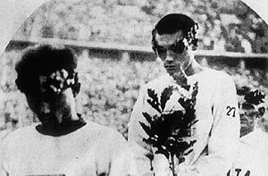 베를린 올림픽 마라톤에서 우승한 고 손기정 옹(오른쪽)과 3위를 차지한 남승룡 옹이 시상대에 선 모습. 동아일보 자료사진.