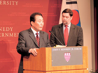 16일 미국 하버드대 행정대학원(케네디스쿨)에서 ‘한미동맹과 북한 문제’라는 주제로 연설한 뒤 질문에 답변하고 있는 고건 전 국무총리. 케임브리지=홍권희 특파원