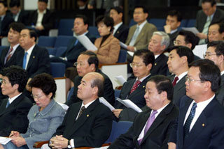 與 日규탄 결의열린우리당 의원들은 17일 국회에서 의원총회를 갖고 독도 문제와 관련해 일본의 행태를 규탄하는 결의문을 채택했다. 열린우리당은 결의문을 통해 “정부의 단호하고 신속한 조치를 요구하며 영토를 지키려는 정부의 노력에 당과 국회는 적극 뒷받침하겠다”고 다짐했다. 김경제 기자