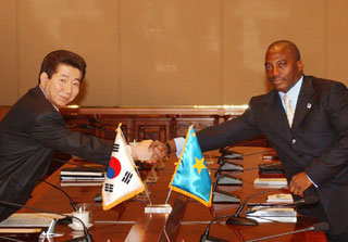 노무현 대통령(왼쪽)과 조제프 카빌라 콩고민주공화국 대통령이 17일 오전 청와대에서 정상회담을 하기에 앞서 악수하고 있다. 석동률 기자