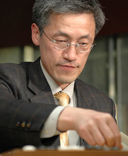 문용직 5단이 지난달 초부터 케이블 채널인 바둑TV의 ‘특강 수법의 발견’(토 일 밤 9시40분) 프로그램을 통해 수법의 새로운 개념을 소개하고 있다. 사진 제공 바둑TV