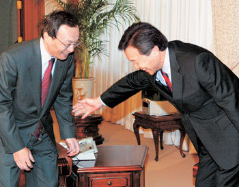 “먼저 앉으세요”이해찬 국무총리(왼쪽)와 손학규 경기도지사가 18일 서울 종로구 세종로 정부중앙청사에서 만나 행정중심복합도시 건설에 따른 수도권 발전 대책을 논의했다. 두 사람이 총리 집무실에서 서로 “먼저 앉으시라”고 권하고 있다. 연합