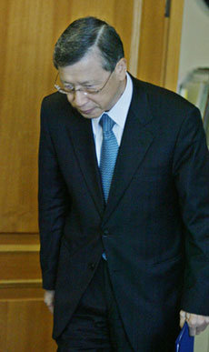 최영도 국가인권위원장이 18일 서울 중구 인권위 집무실에서 부인의 위장전입을 통한 농지 매입에 대해 사과하기에 앞서 머리 숙여 인사하고 있다. 권주훈기자