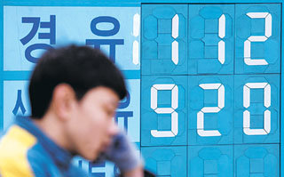 경유도 1100원 시대국제유가 급등으로 국내 주유소에서 판매되는 석유 제품 소비자 가격도 치솟고 있다. 21일 서울 서대문구 홍제동의 한 주유소에서는 경유가 L당 1112원에 팔렸다.