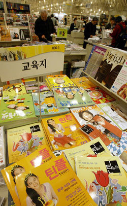 다양한 입시 및 학습 관련 신문 잡지는 시간에 쫓기는 수험생들에게 큰 도움을 줄 수 있다. 21일 서울시내의 한 대형서점에 진열된 학습 관련 잡지들. 신원건 기자