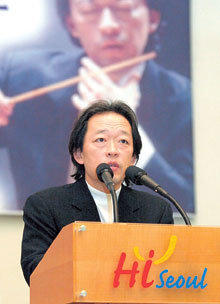 서울시교향악단 음악감독으로 2006년 취임하는 정명훈 씨는 22일 기자간담회에서 역량 있는 연주가의 영입에 적극 나서겠다고 밝혔다. 권주훈 기자