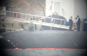 16일 오전 경남 진해의 해군 소모도기지에 정박해 있는 미군 핵추진 잠수함. 갑판에 성조기와 미 해군 2명의 모습이 보인다. 사진 제공 녹색연합