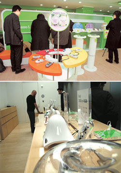 LG텔레콤은 최신 휴대전화 서비스를 직접 사용해 보고 궁금한 사항은 직원에게 문의할 수 있는 체험형 소매점 ‘폰&펀’(위)을 개장했다. 미국의 애플리테일스토어(아래) 등을 모델로 삼았다.동아일보 자료 사진