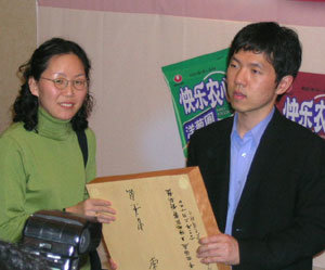 이창호 9단의 팬클럽 ‘두터움의 미학’ 회장인 전옥례 씨(왼쪽)가 이 9단과 기념촬영을 했다. 사진 제공 전옥례씨