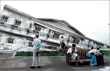 최소연의 ‘미술관 접기: 메트로폴리탄 미술관’. 미술관 사진을 찍어 가위로 오려낸 뒤 종이처럼 접어버린 작품으로 ‘종이접기(오리가미)’라는 놀이를 통해 미술관의 권력화를 야유하고 있다. 사진 제공 휴머니스트