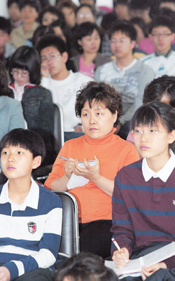 26일 열린 ‘청소년을 위한 시장경제 강좌’의 여섯 번째 강의에 참석한 학생과 학부모들이 김중수 한국개발연구원장의 ‘한국경제의 성장동력과 미래’ 강의를 경청하고 있다. 일부 참석자는 강의 내용을 꼼꼼히 메모하기도 했다. 이종승 기자