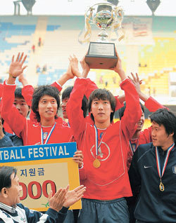 ‘형보다 나은 아우들.’ 한국청소년대표팀이 2005수원컵국제축구대회에서 2연속 우승을 차지했다. 한국의 철통수비를 이끌어 대회 최우수선수(MVP)에 뽑힌 이요한(4번) 등 이 우승컵을 들고 기뻐하고 있다. 수원=연합