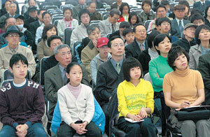 26일 오전 서울 종로구 세종로 동아미디어센터 강당에서 열린 ‘일본 역사교과서 왜곡에 분노한다’ 대강연회에서 청소년들이 청중석 맨 앞줄에 앉아 진지한 표정으로 강의를 듣고 있다. 안철민 기자