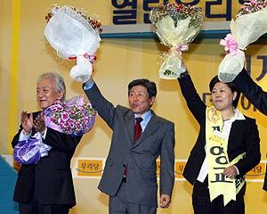 27일 서울 장충체육관에서 개최된 열린우리당 서울시당 대회에서 유인태 의원(가운데)이 1218표를 얻어 1160표를 얻은 김한길 의원(왼쪽)을 누르고 새 시당위원장으로 선출됐다. 김동주 기자 zoo@donga.com