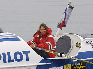 여성 최초로 보트와 노 하나에 의지해 태평양 횡단에 성공한 프랑스 탐험가 모 퐁트누아 씨와 그가 탄 보트. 73일 동안 노를 저은 끝에 26일 오전 4시 약 8000km에 이르는 대장정을 끝냈다. 동아일보 자료 사진