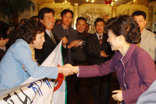 “반갑습니다”29일 김대중 전 대통령의 고향인 전남 신안군을 방문한 한나라당 박근혜 대표(오른쪽)가 신안비치호텔에서 환영하는 전남도당 여성당직자에게 답례하고 있다. 국회사진기자단