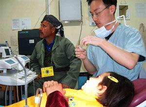 이라크에 파견된 자이툰부대의 의료진이 쿠르드족 어린이의 구개열을 치료하는 수술을 준비하고 있다. 사진 제공 국방부