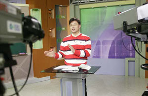 4월 1일 ‘EBS 인터넷 수능강의’(EBS-i)가 1주년을 맞아 다양한 특집 프로그램을 마련한다. 수능 강의 녹화 모습. 사진 제공 EBS