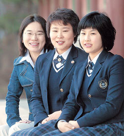 서울 선정여자실업고 박정옥 교사(왼쪽)와 홍진경(가운데) 김혜영 양은 “‘열린 장학금’ 덕분에 장래의 희망에 한발 다가설 수 있었다”며 활짝 웃었다.