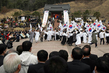 1일 오전 경기 안성시 3·1운동기념관에서 1919년 4월 1, 2일 일제를 몰아내고 이틀간 해방을 누린 ‘안성 4·1만세항쟁’이 재현됐다. 안성=연합