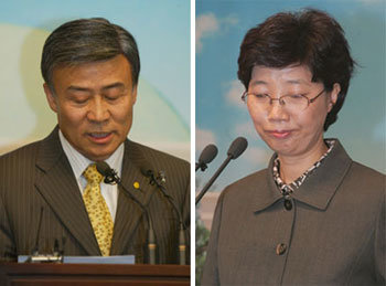 열린우리당 김원웅 의원(왼쪽)과 민주노동당 최순영 의원은 1일 국회에서 기자회견을 갖고 부동산투기 및 위장전입 의혹과 관련된 보도에 대해 “투기가 아니다” “실제로 살았다”고 해명했다. 김동주 기자