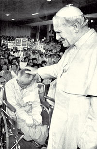 소록도 전격 방문교황 요한 바오로 2세가 1984년 5월 4일 한센병 환자들이 모여 살고 있는 전남 고흥군 소록도를 찾아 한센병 환자의 머리에 손을 얹고 축복을 내리고 있다. 교황의 소록도 방문은 당초 방한 일정에 없었으나 ‘소외된 사람들을 찾고 싶다’는 교황의 뜻에 따라 전격적으로 이뤄졌다. 동아일보 자료 사진